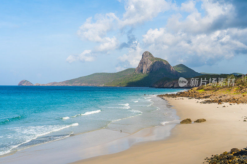 越南，Con Dao岛，Nhat海滩的海景路。美丽而宁静，是越南值得骄傲的旅游目的地。